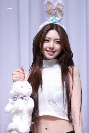 241026 ITZY Yuna - MakeStar Fansign Event