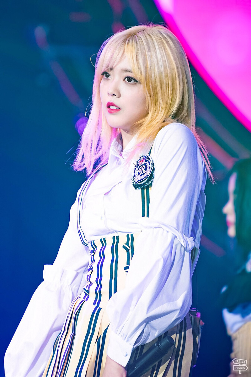 180914 Weki Meki Suyeon at Fever Festival documents 4