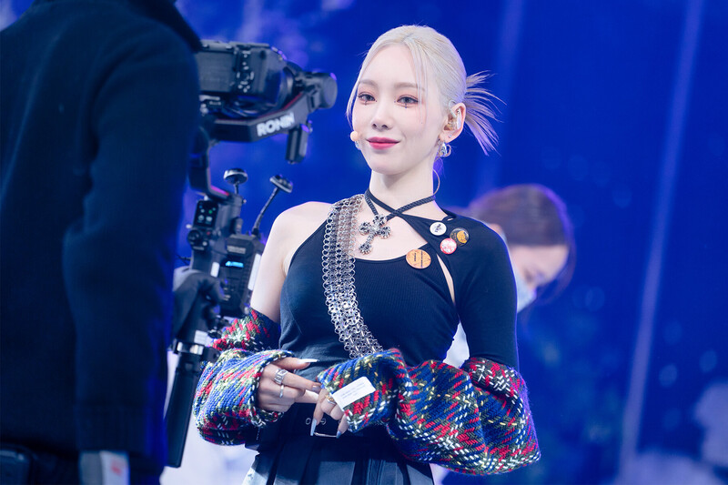 220220 Taeyeon - 'INVU' at Inkigayo documents 17