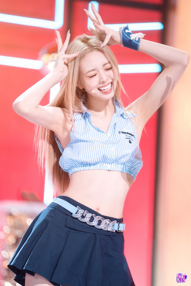 220717 ITZY Yuna - Sneakers at SBS Inkigayo documents 15