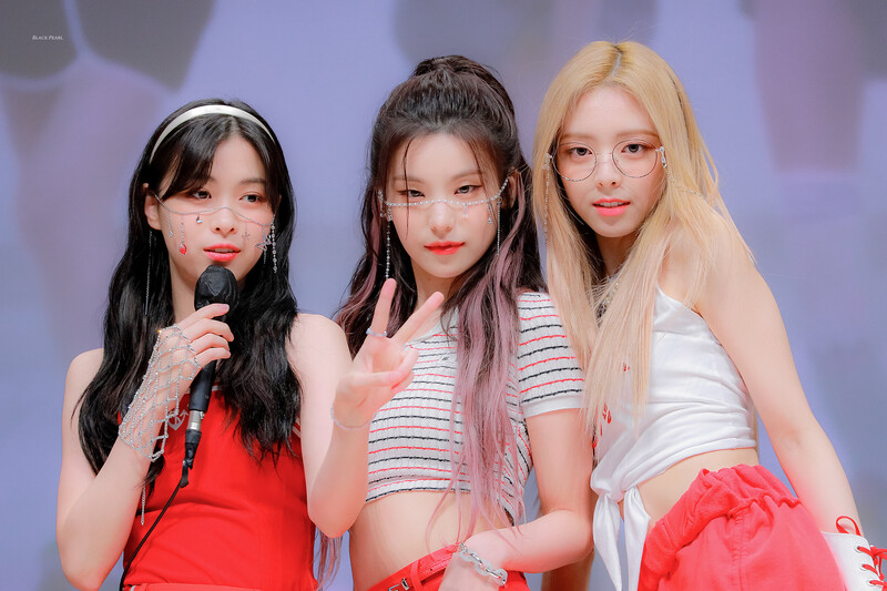 220728 ITZY Ryujin, Yeji & Yuna documents 1