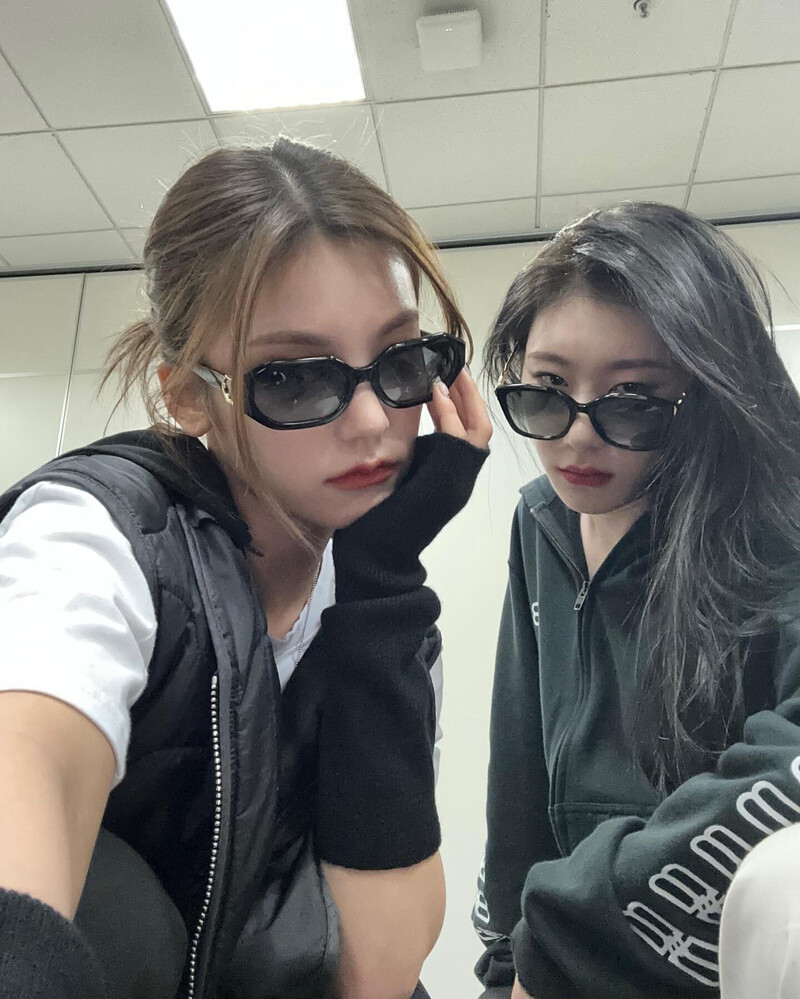 230310 ITZY Instagram Update - Yeji & Chaeryeong documents 1