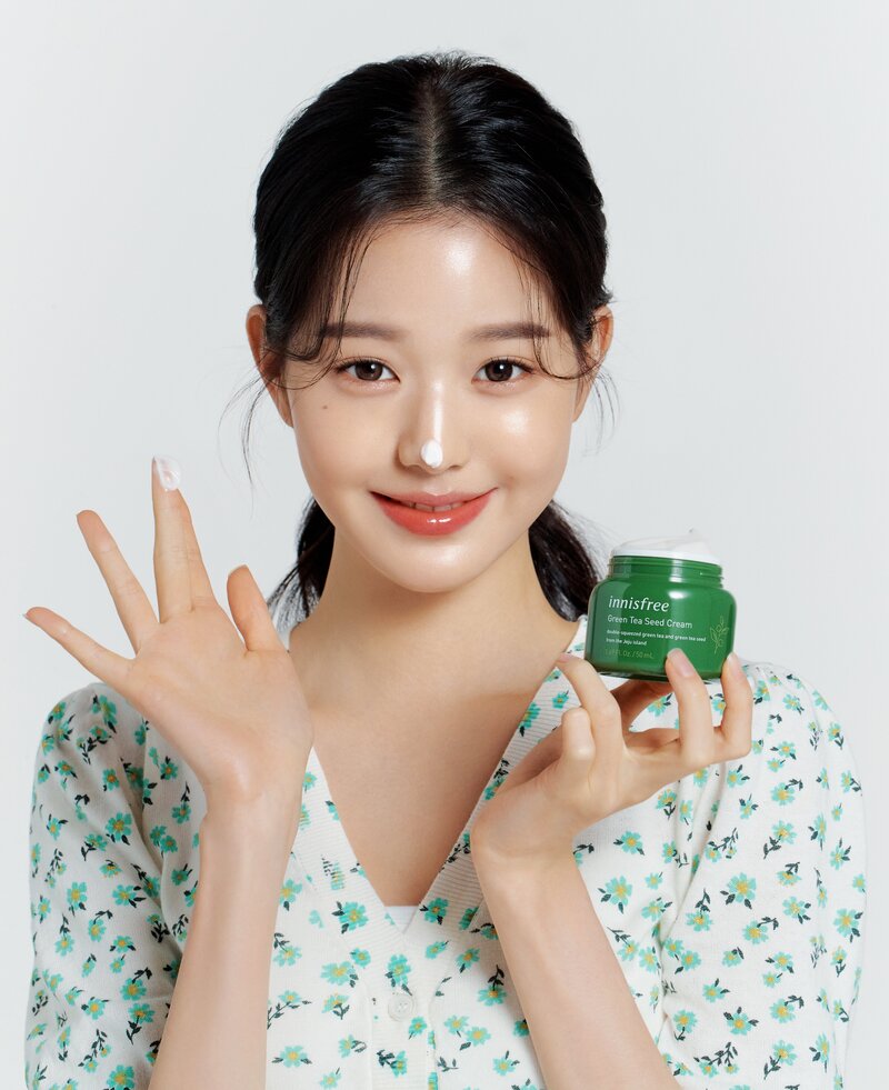 Wonyoung for Innisfree - 'Green Tea Seed Sereum' documents 4