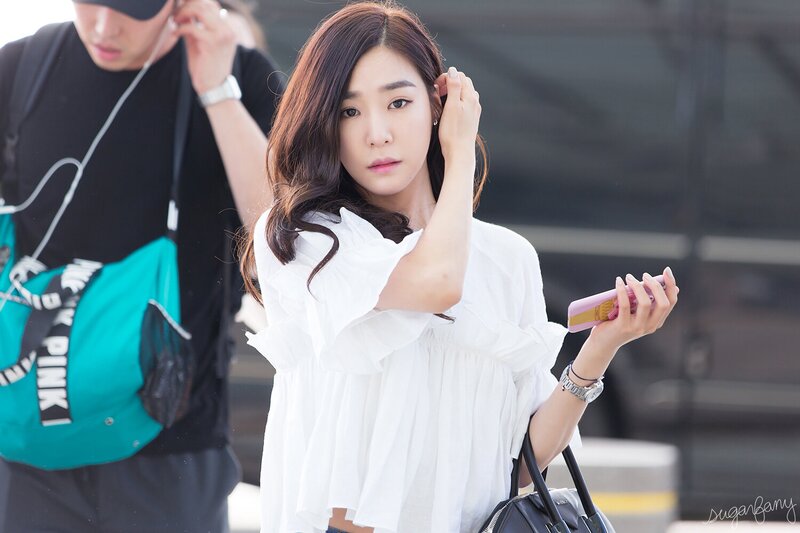 150806 Girls' Generation Tiffany at Incheon Airport documents 7