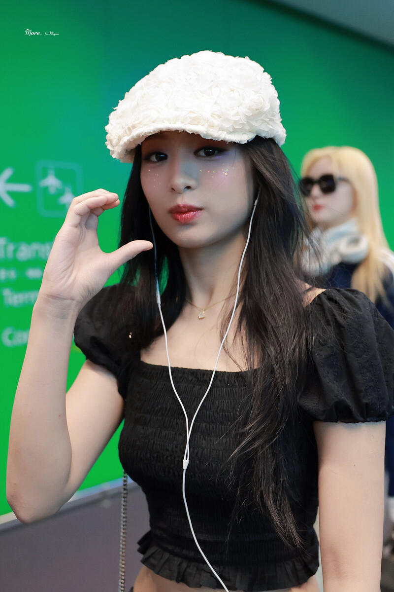 240721 BABYMONSTER Ahyeon at Incheon International Airport documents 3