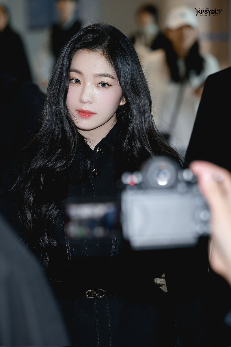 241227 Red Velvet Irene at Incheon Airport documents 6