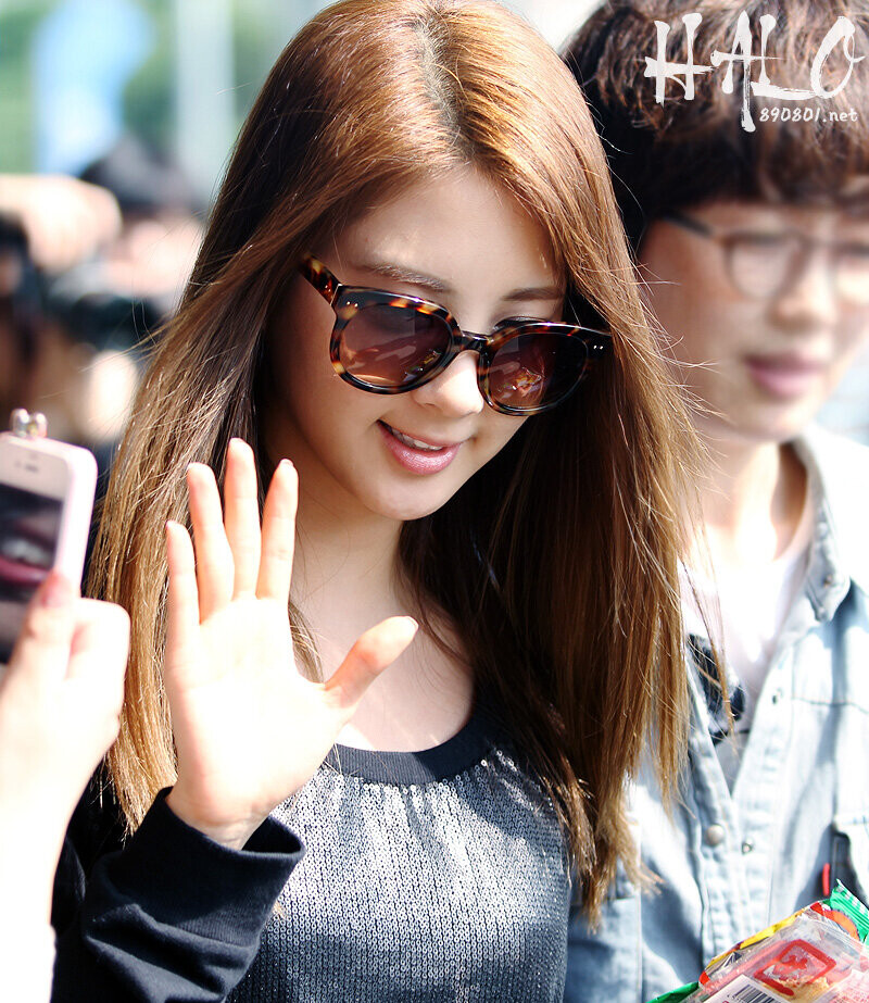 121006 Girls' Generation Seohyun at Gimpo Airport documents 1