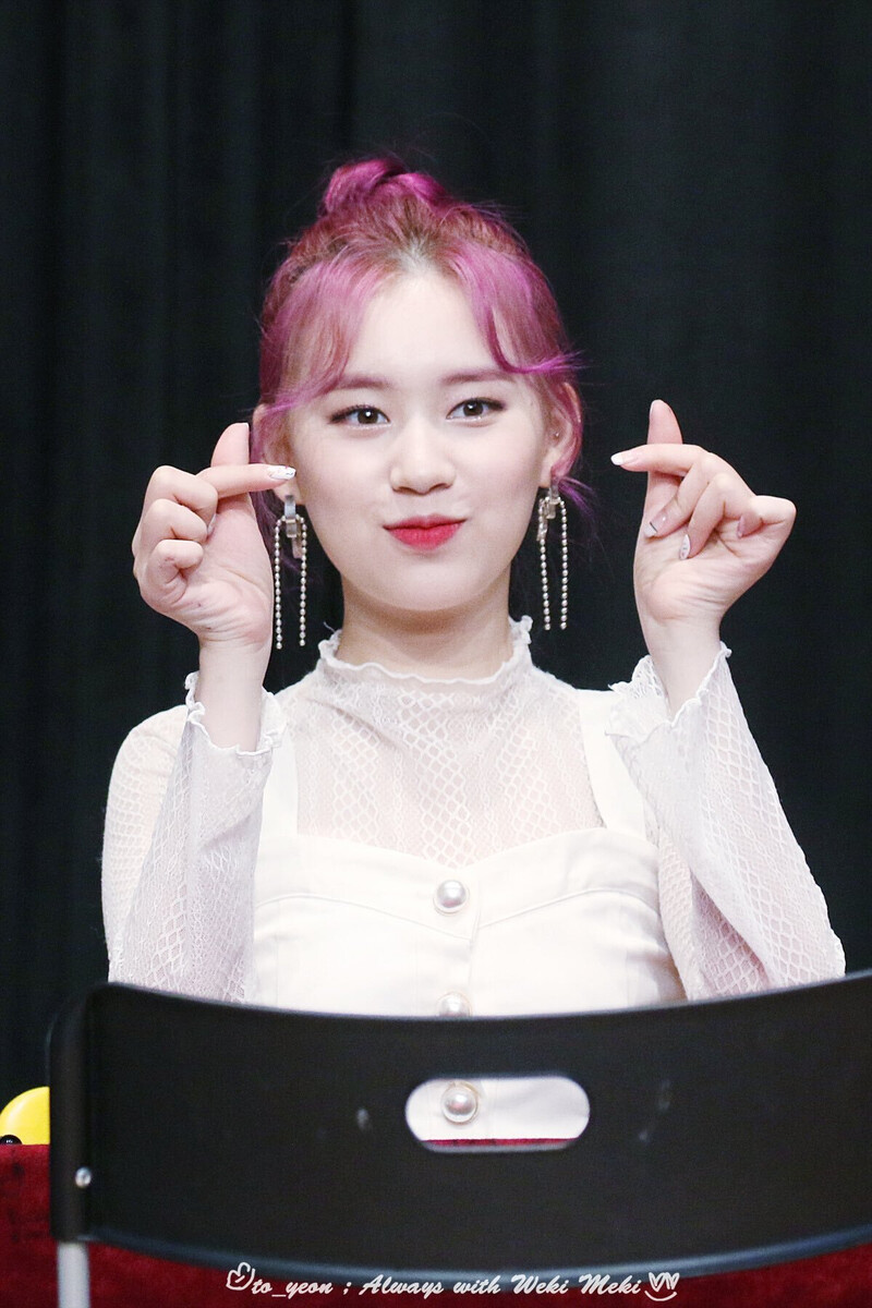 181125 Weki Meki Elly at Busan 'KISS, KICKS' Fansign documents 2