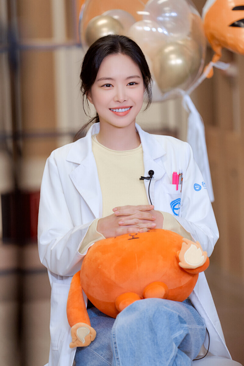 220102 YG Stage Naver Post - Naeun - 'Ghost Doctor' Behind documents 14