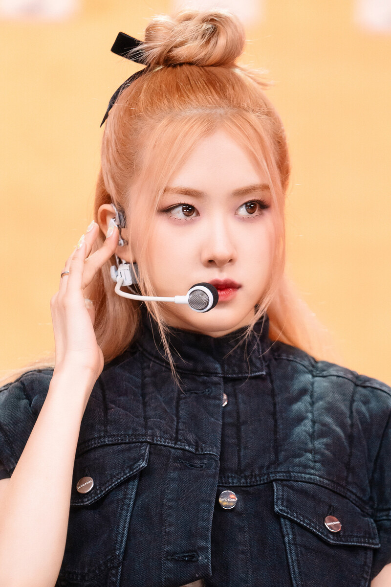 220828 BLACKPINK Rosé - 'Pink Venom' at Inkigayo documents 11