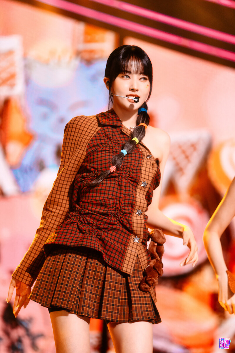 230305 STAYC Yoon 'Teddy Bear' at Inkigayo documents 6