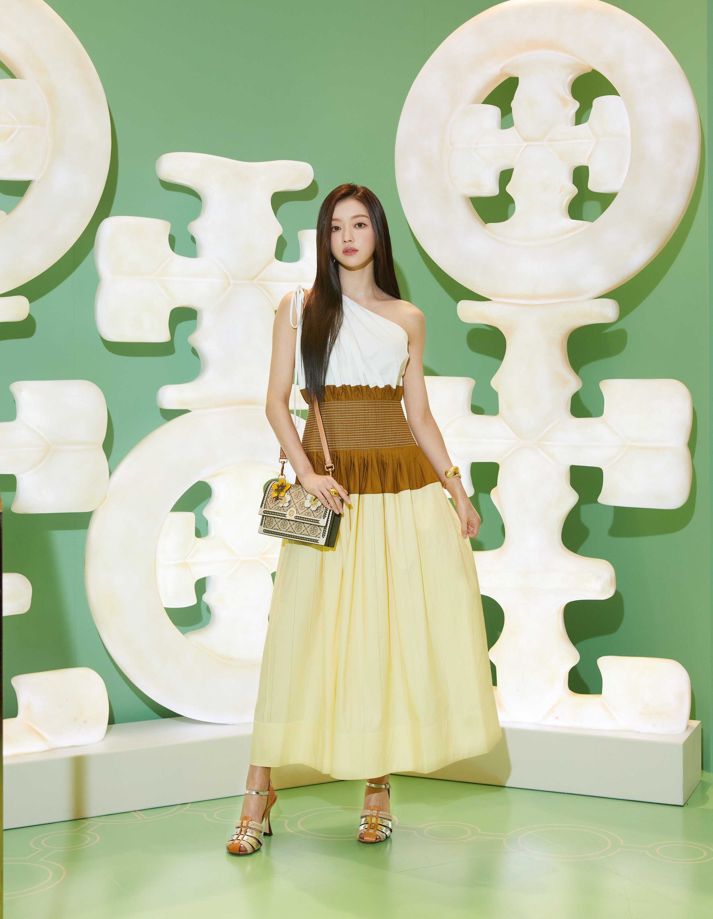 220609 OH MY GIRL Yooa - Tory Burch Pop-Up Store Event | kpopping