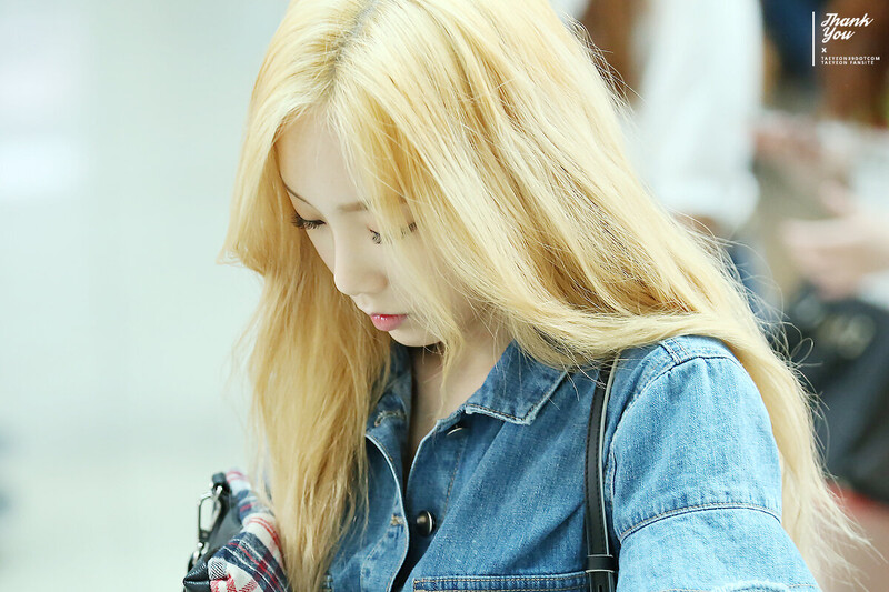 150610 Girls' Generation Taeyeon at Incheon Airport documents 6