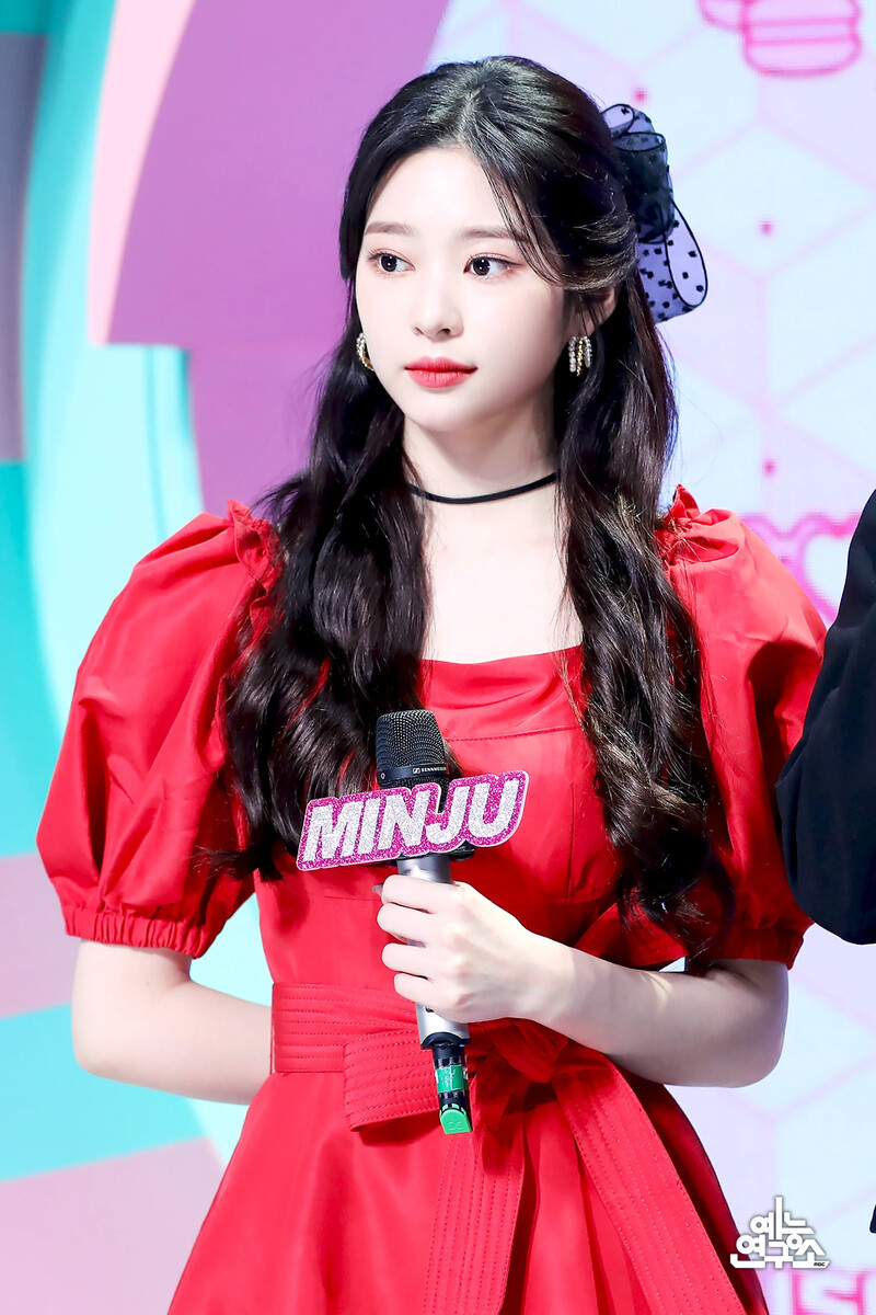 210313 IZ*ONE Minju hosting Music Core documents 2