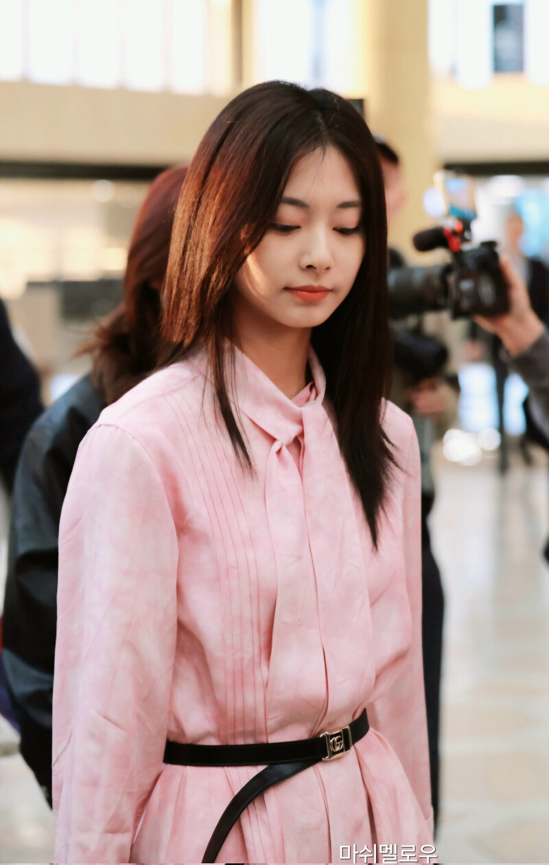 241030 TWICE Tzuyu at Gimpo Airport documents 4