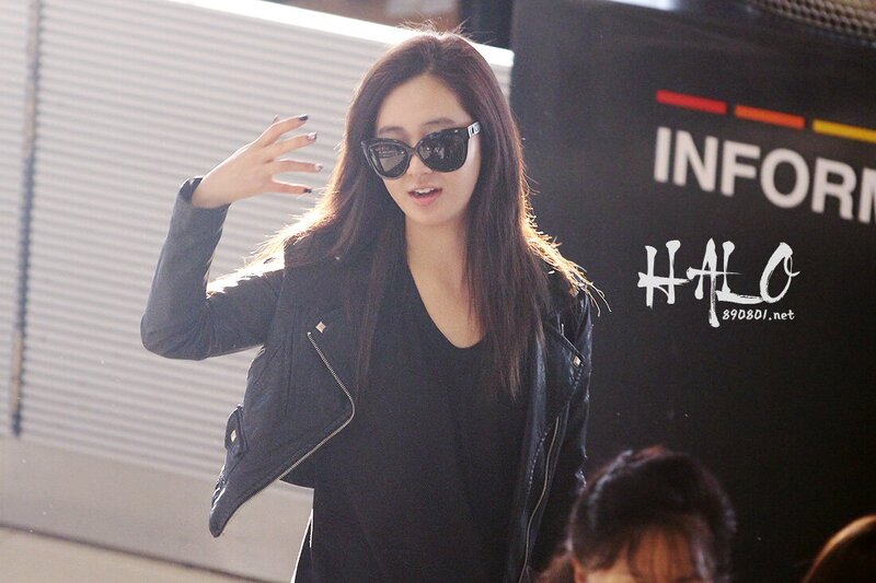121001 Girls' Generation Yuri at Gimpo Airport documents 2