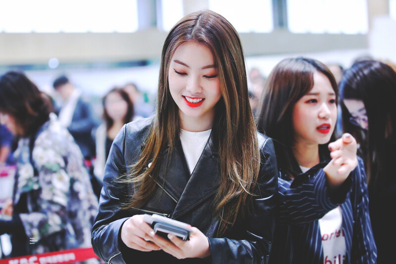 180511 Weki Meki Lucy at Gimpo Airport documents 1