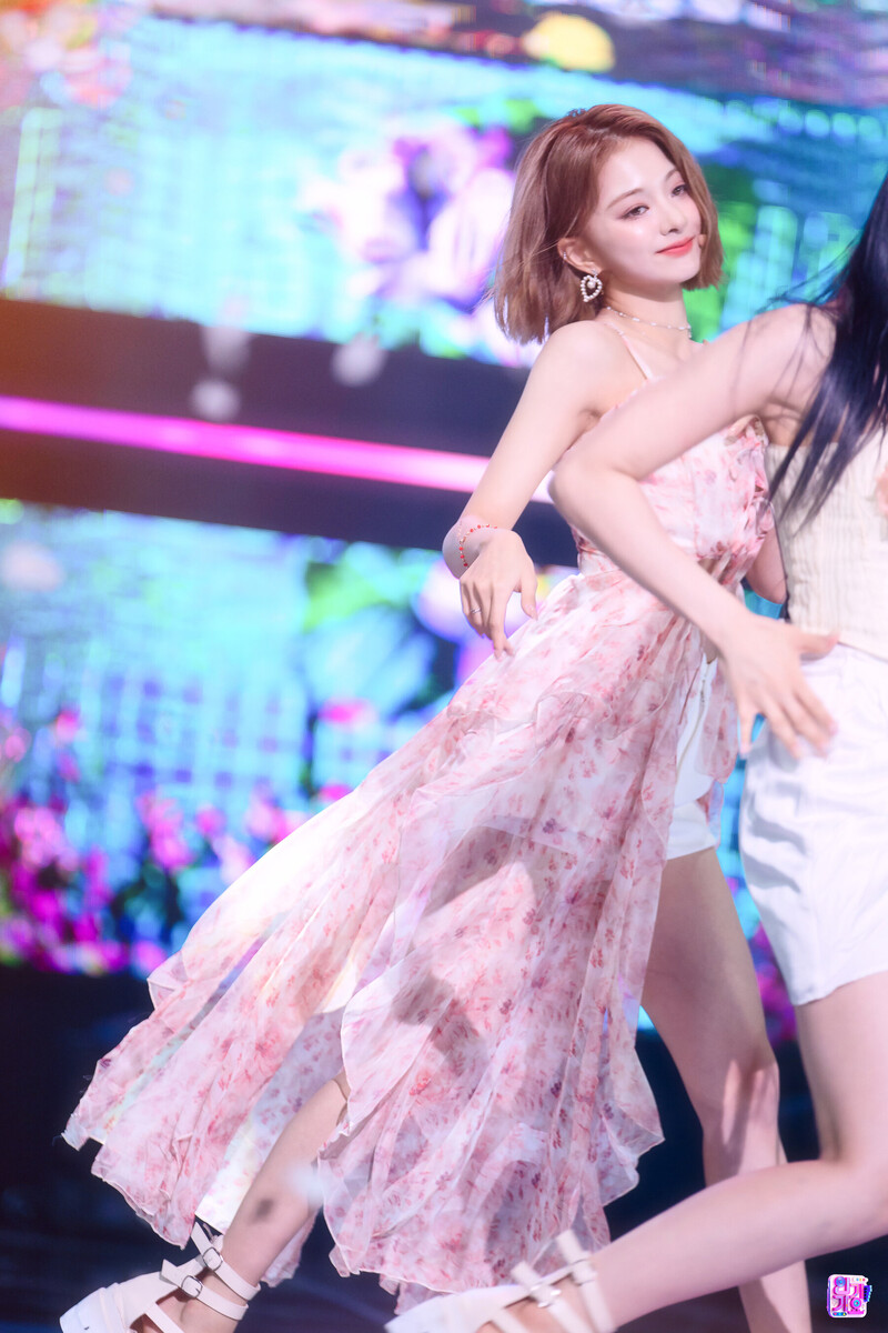 220710 fromis_9 Nagyung - 'Stay This Way' at Inkigayo documents 11