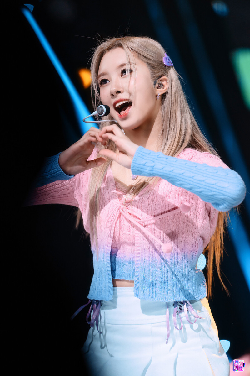 220123 Kep1er Dayeon - 'WA DA DA' at Inkigayo documents 19