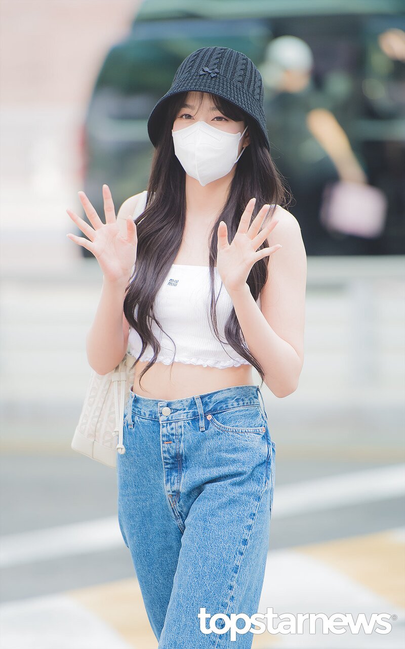 220520 STAYC's Yoon at Incheon International Airport for KCON USA 2022 documents 20