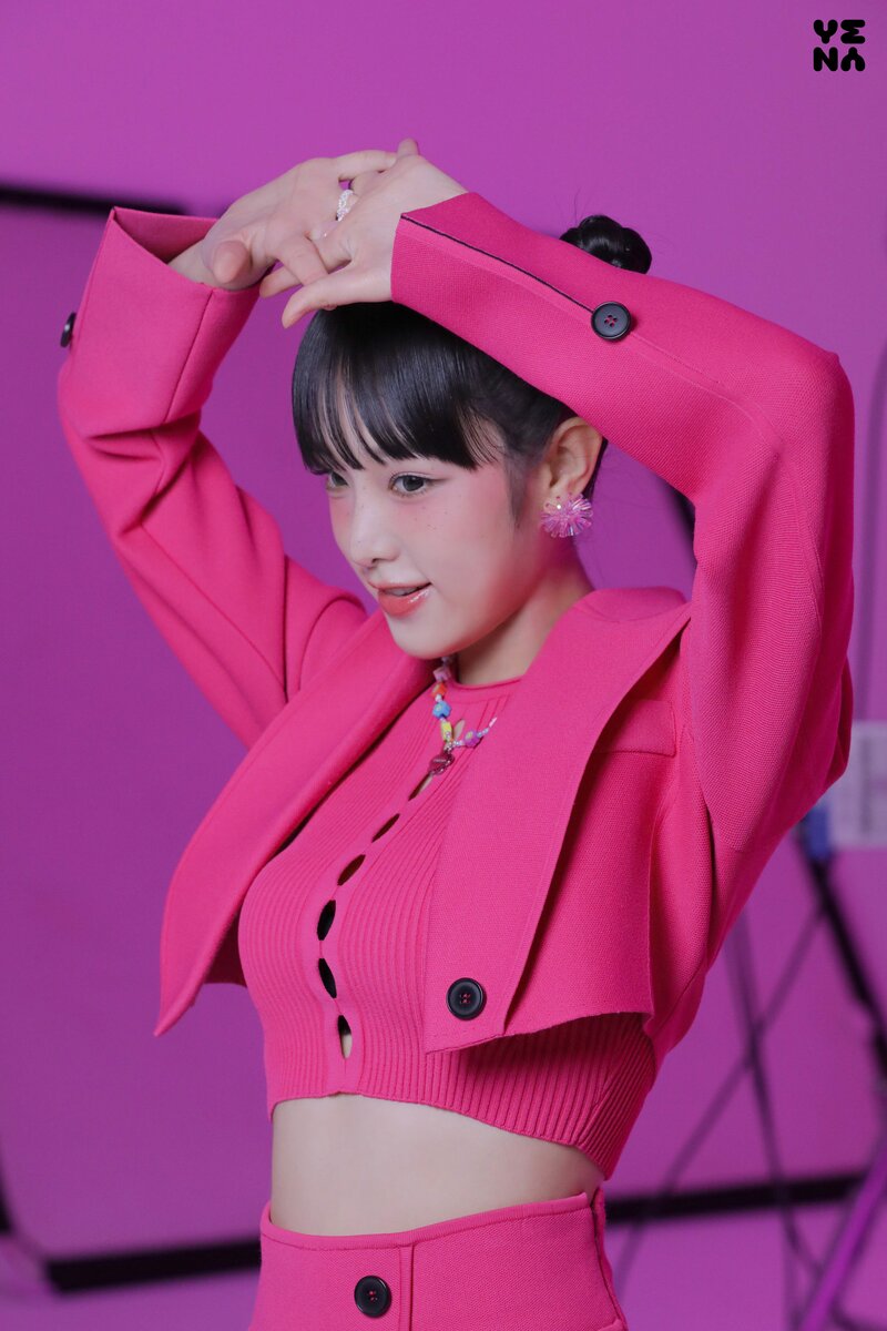 220629 Yuehua Naver Post - Yena - Cosmopolitan July Issue Behind documents 9