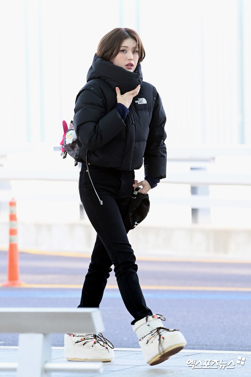 250102 Jeon Somi at Incheon Airport documents 1