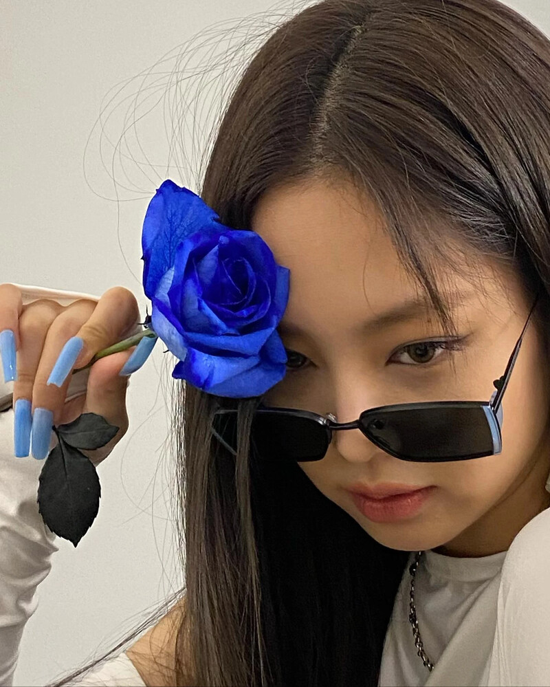 210428 - JENNIE Instagram Update documents 4