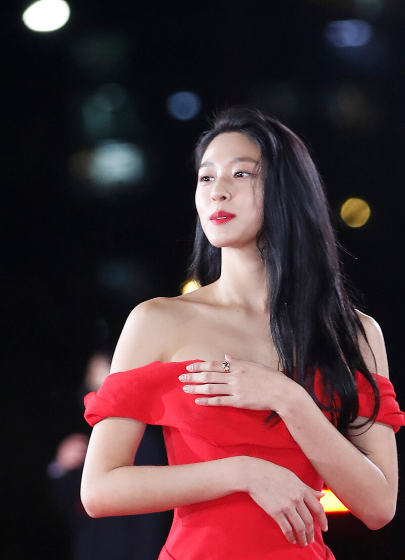 211126 Seolhyun at 42nd Blue Dragon Film Awards Red Carpet documents 10