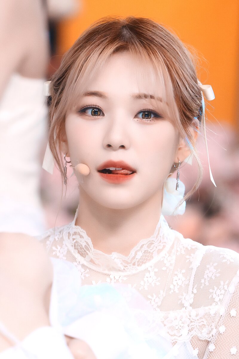 220123 fromis_9 Jiheon - 'DM' at Inkigayo documents 9