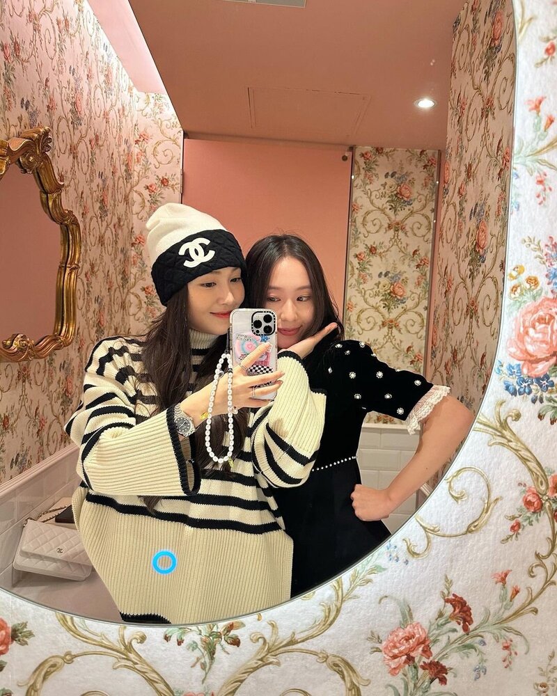 221024 Jessica Jung Instagram Update with Krystal Jung documents 5