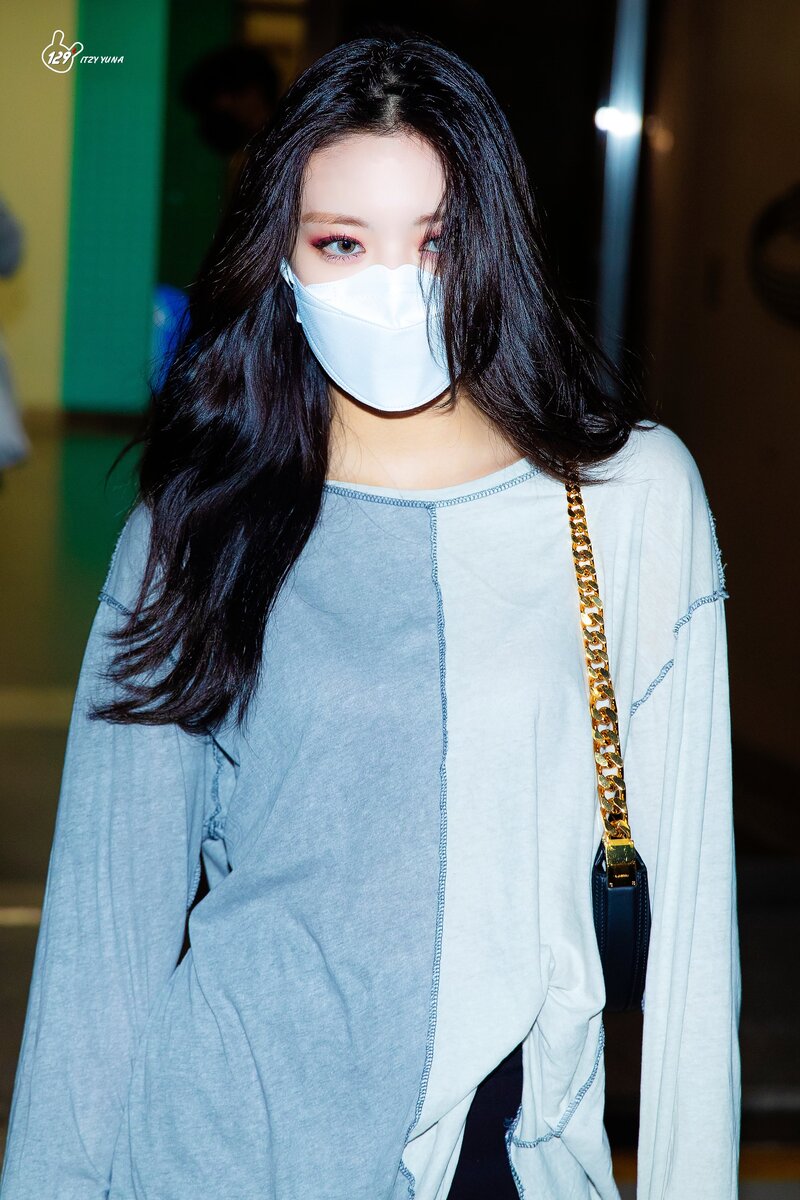 210924 ITZY Yuna - Going home from Music Bank documents 1