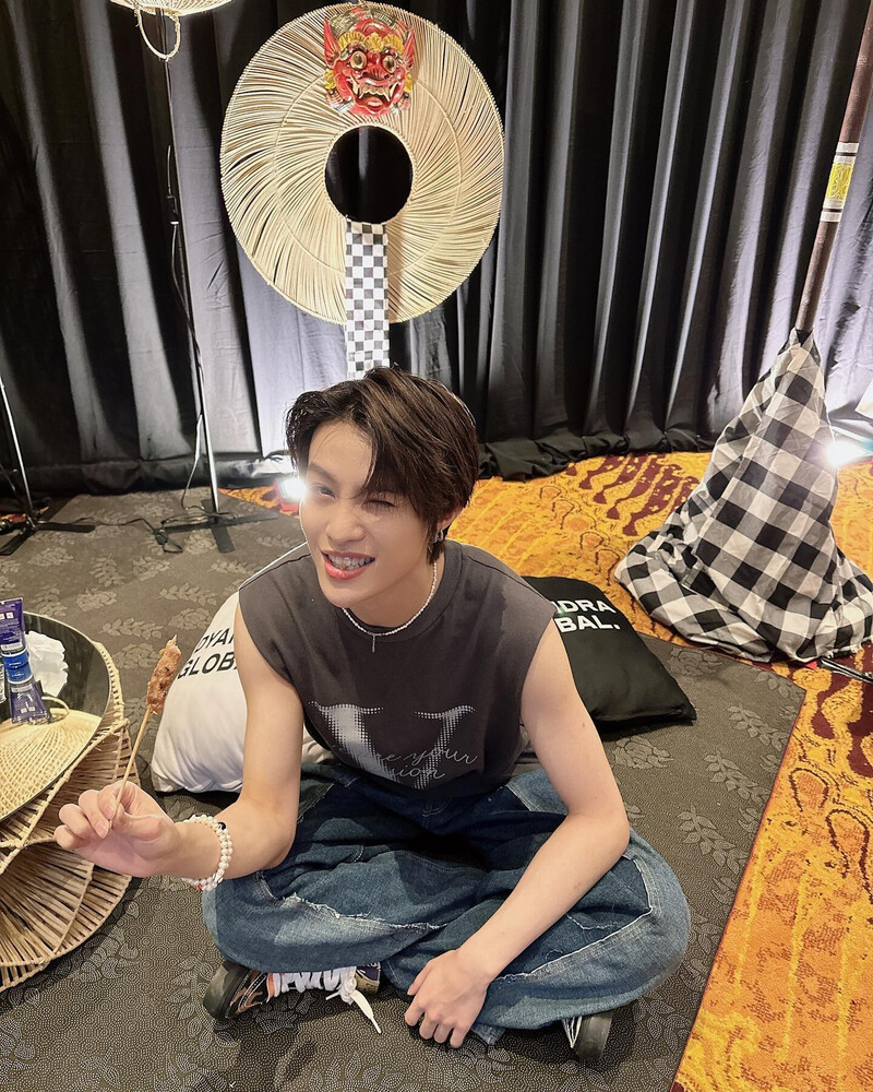 230429 WayV Yangyang Instagram update documents 2