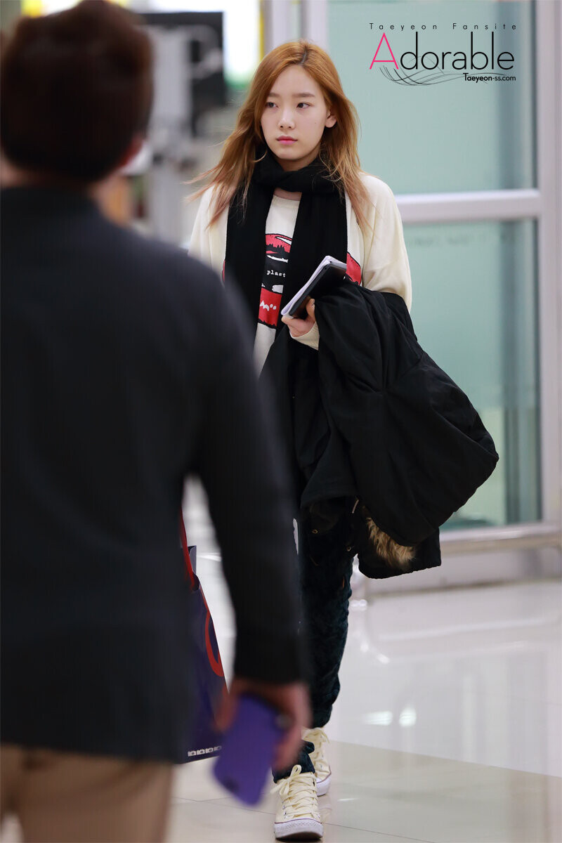 130302 Girls' Generation Taeyeon at Gimpo Airport documents 1