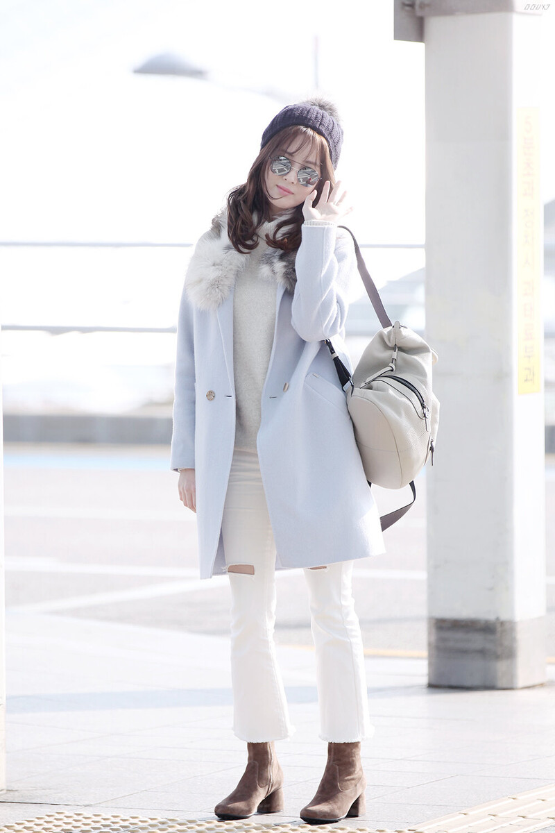 161108 Girls' Generation Seohyun at Incheon Airport documents 10