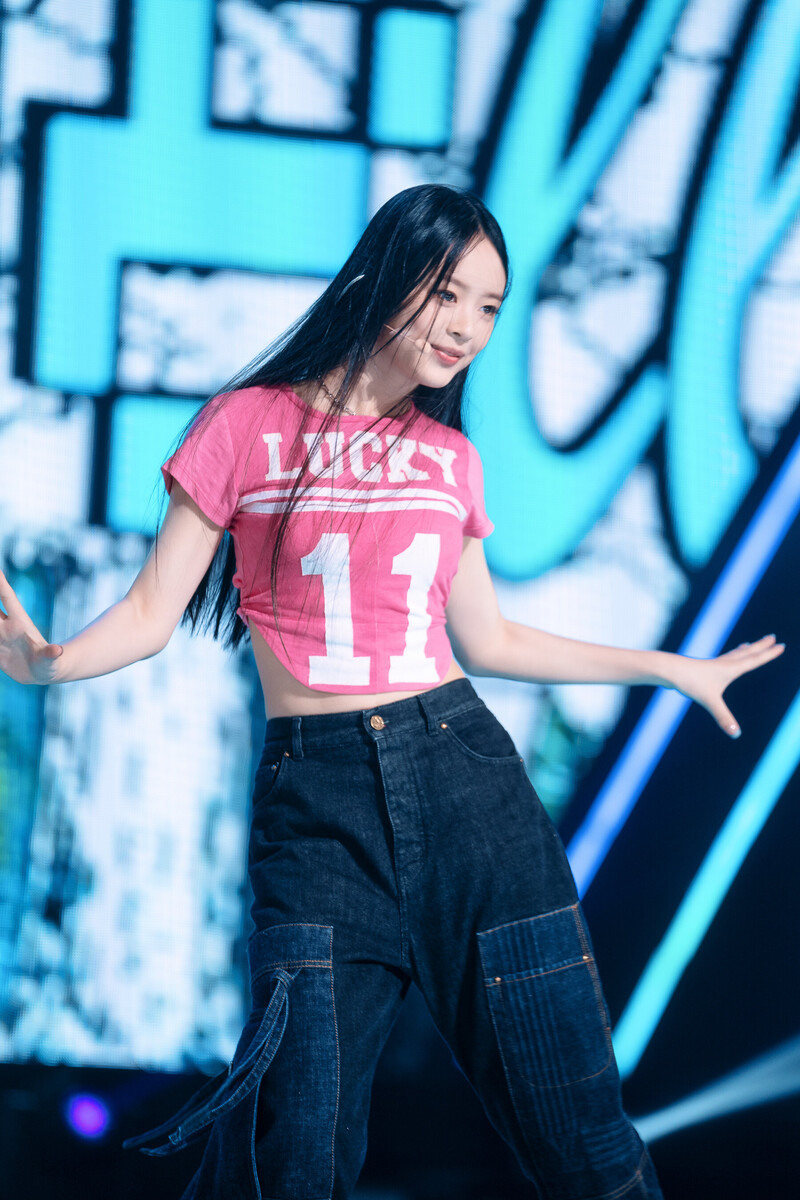 220807 NewJeans Hanni 'Attention' at Inkigayo documents 13