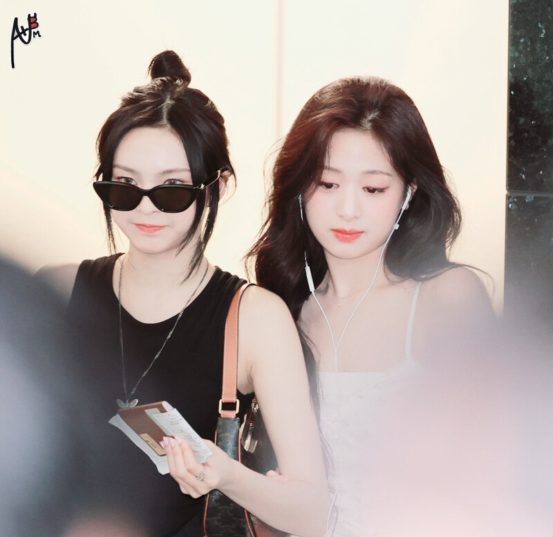 240729 Ahyeon & Chiquita at Incheon International Airport documents 2