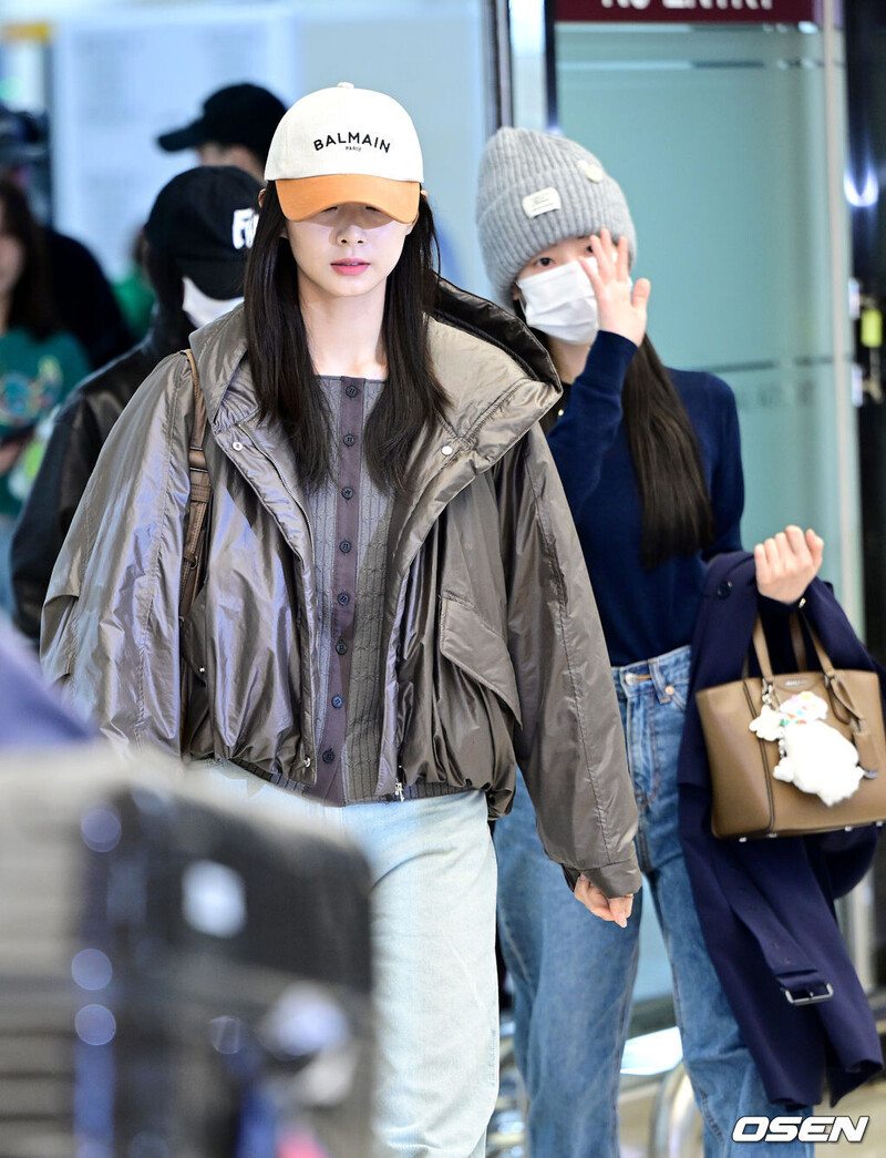 241111 Tzuyu - arrival at Gimpo International Airport documents 1