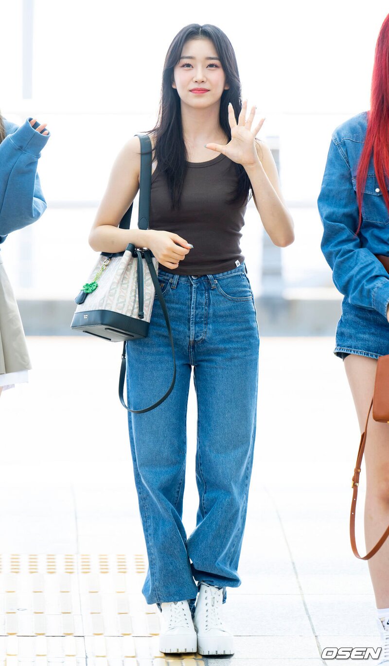 220817 STAYC Sumin at Incheon International Airport departing for KCON USA Tour documents 21