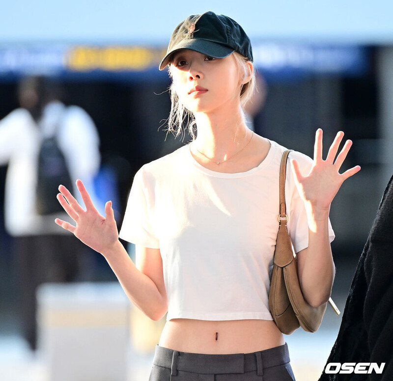 240927 aespa Winter - at Incheon International Airport documents 1