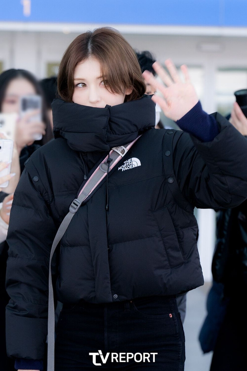 250102 Jeon Somi at Incheon Airport documents 6