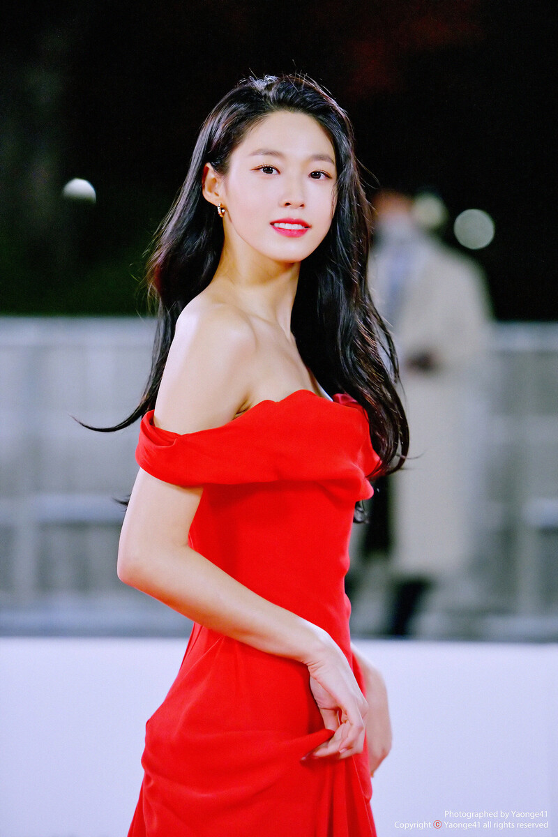 211126 Seolhyun at 42nd Blue Dragon Film Awards Red Carpet documents 1