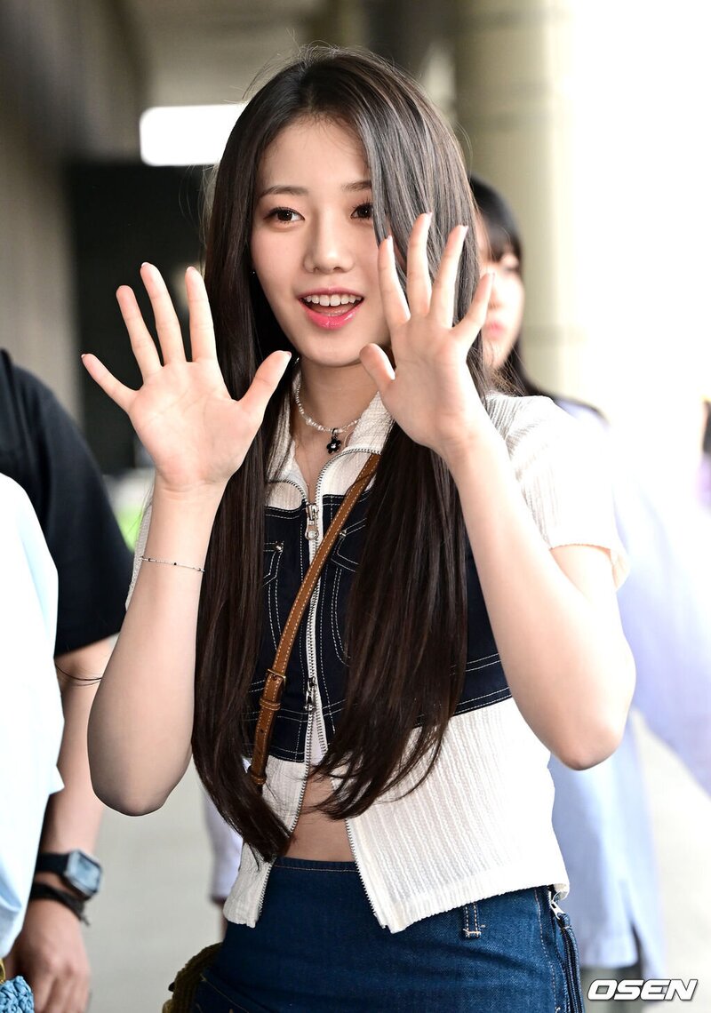 240509 BABYMONSTER RORA AT GIMPO AIRPORT documents 1