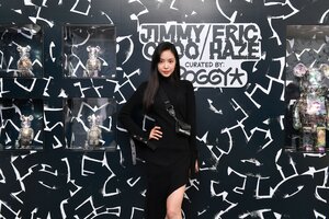 211020 Apink Naeun at Jimmy Choo Pop-up Store Launch 'CHASING STARS' Collection
