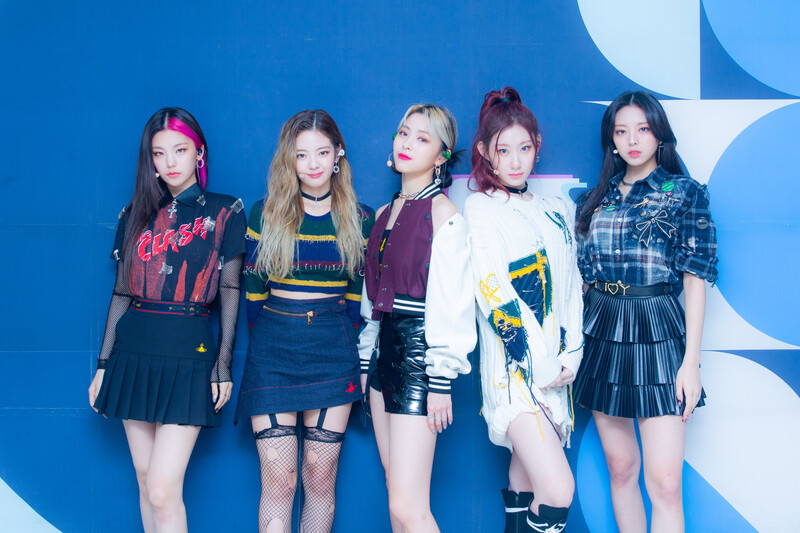 211010 SBS Twitter Update - ITZY at Inkigayo Photowall documents 2