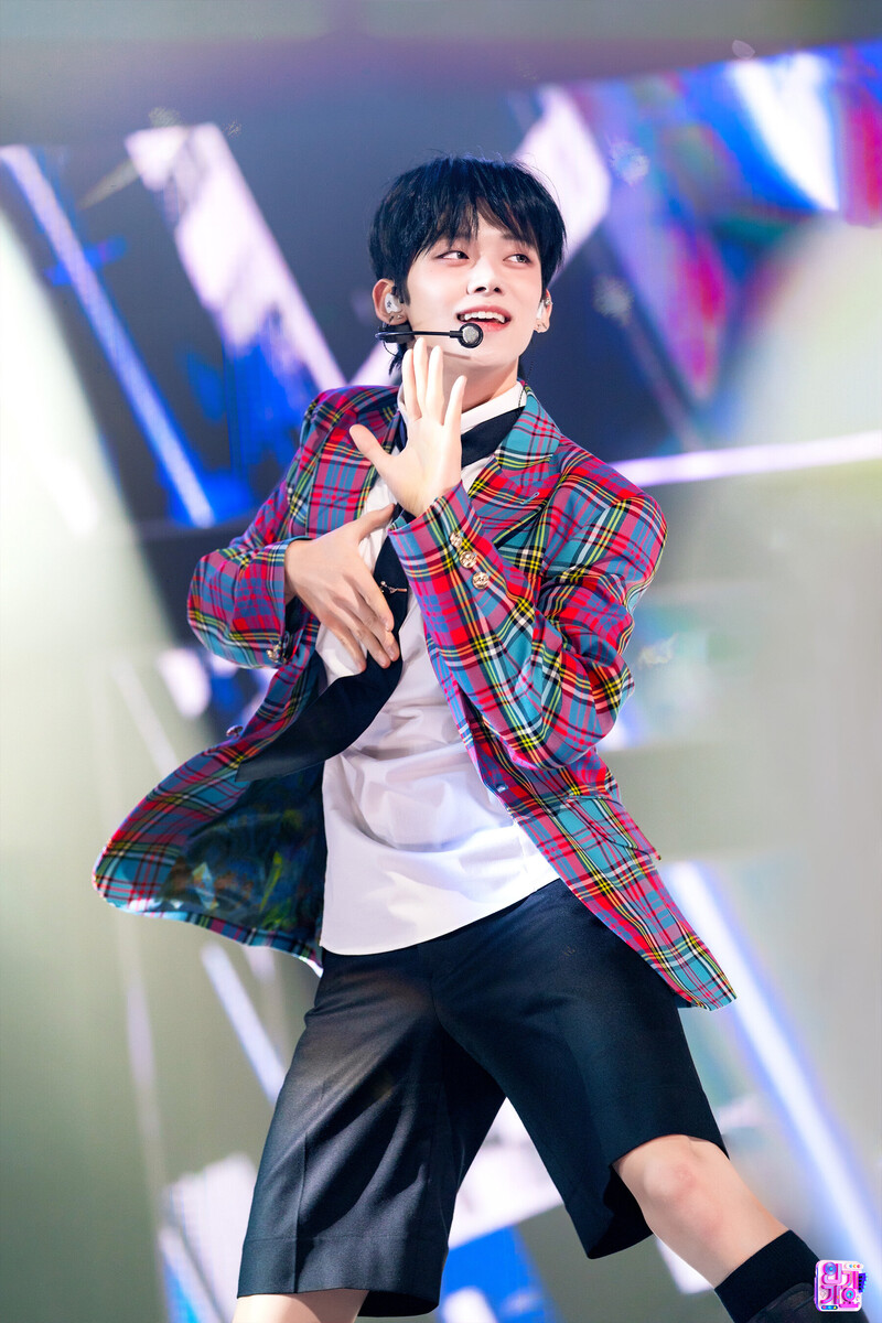 231029 TXT Yeonjun - 'Chasing That Feeling' at Inkigayo documents 5