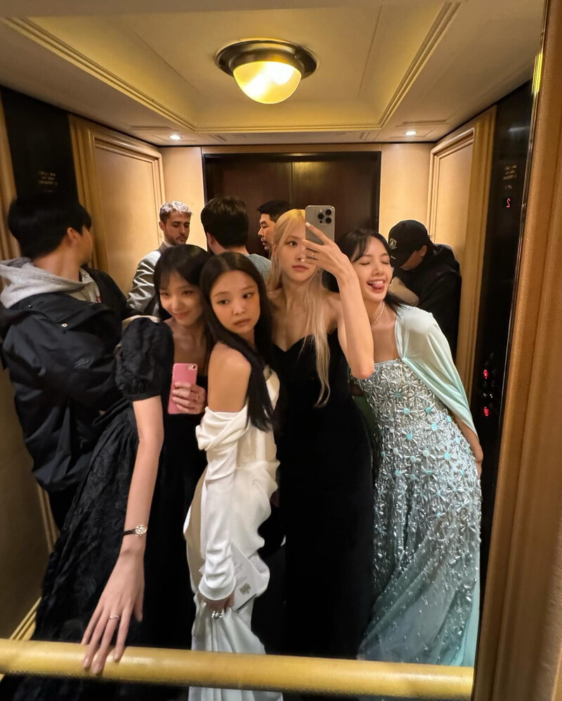 231124 - ROSÉ Instagram Update with BLACKPINK documents 1