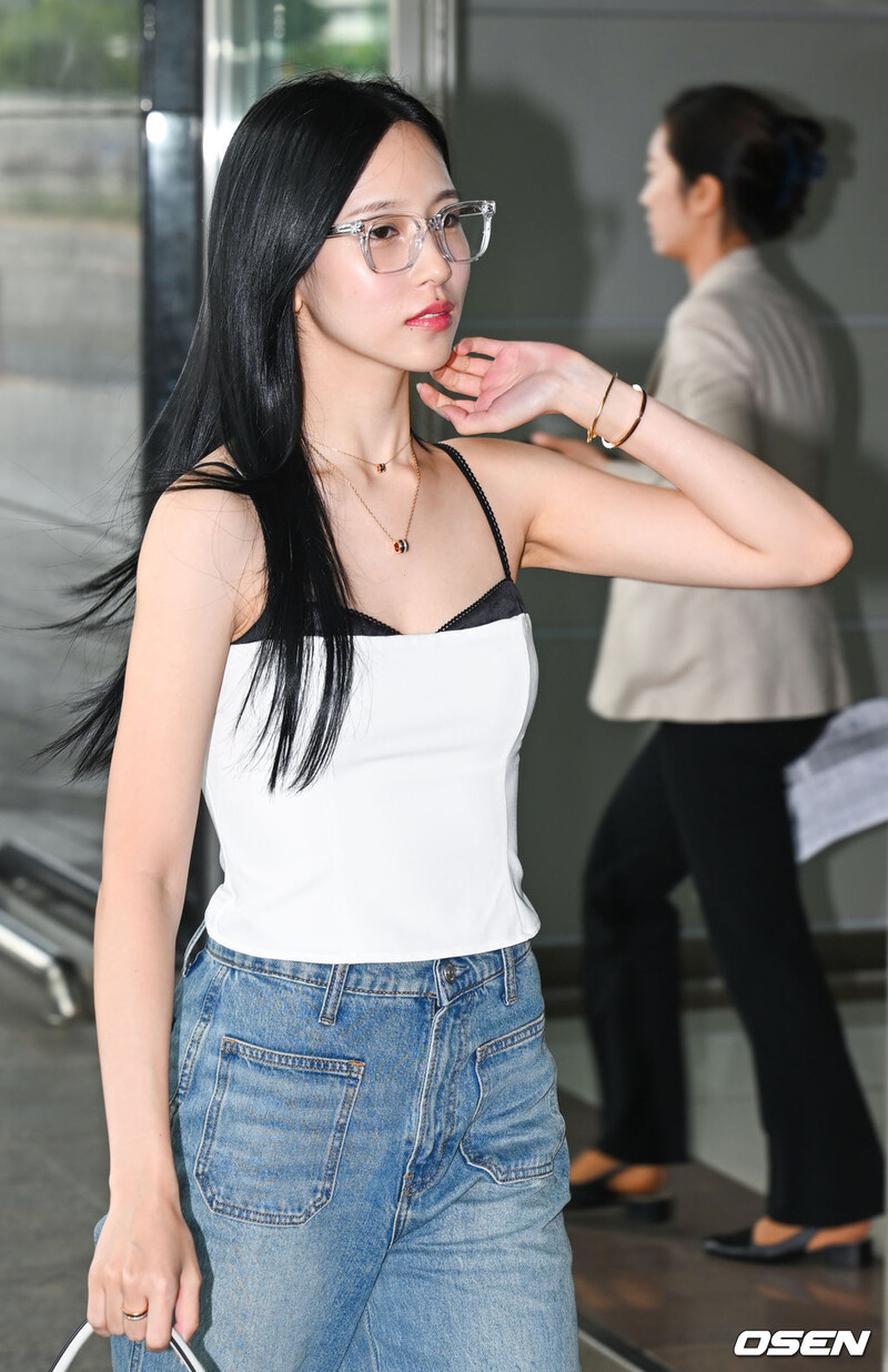 240726 TWICE Mina at Gimpo International Airport documents 10