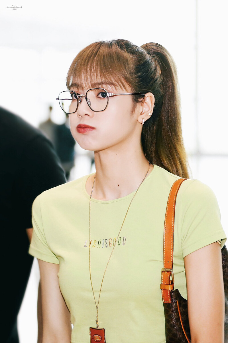 191002 BLACKPINK Lisa at Incheon International Airport documents 7