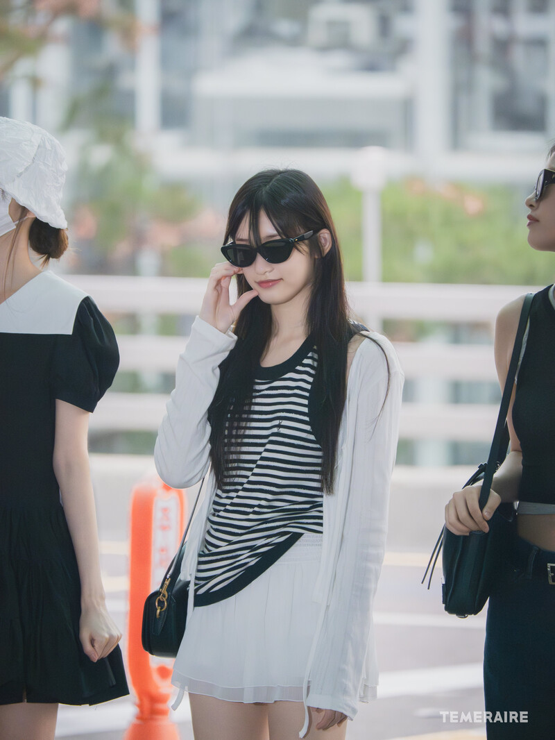 240712 IVE Leeseo at Incheon International Airport documents 3