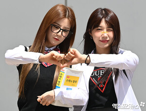 240418 Apink CHORONG & EUNJI - Knowing Bros commute